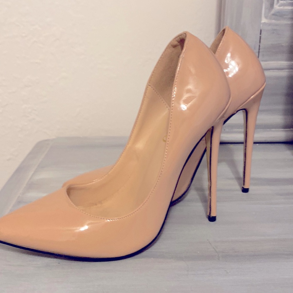 Monicoco size 6 nude stiletto shoes
